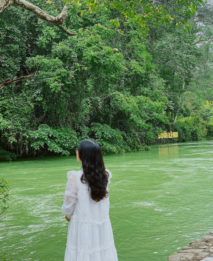 Suối Lê Nin cách trung tâm thành phố khoảng 50km về phía Bắc. Nơi đây ngày xưa bác Hồ từng làm việc và chính người đã đặt tên cho con suối này. Màu nước ở đây trong vắt, có lẽ không một từ mỹ miều nào diễn tả được độ sạch và trong của nó. Ảnh: Ảnh: Ngọc Ánh