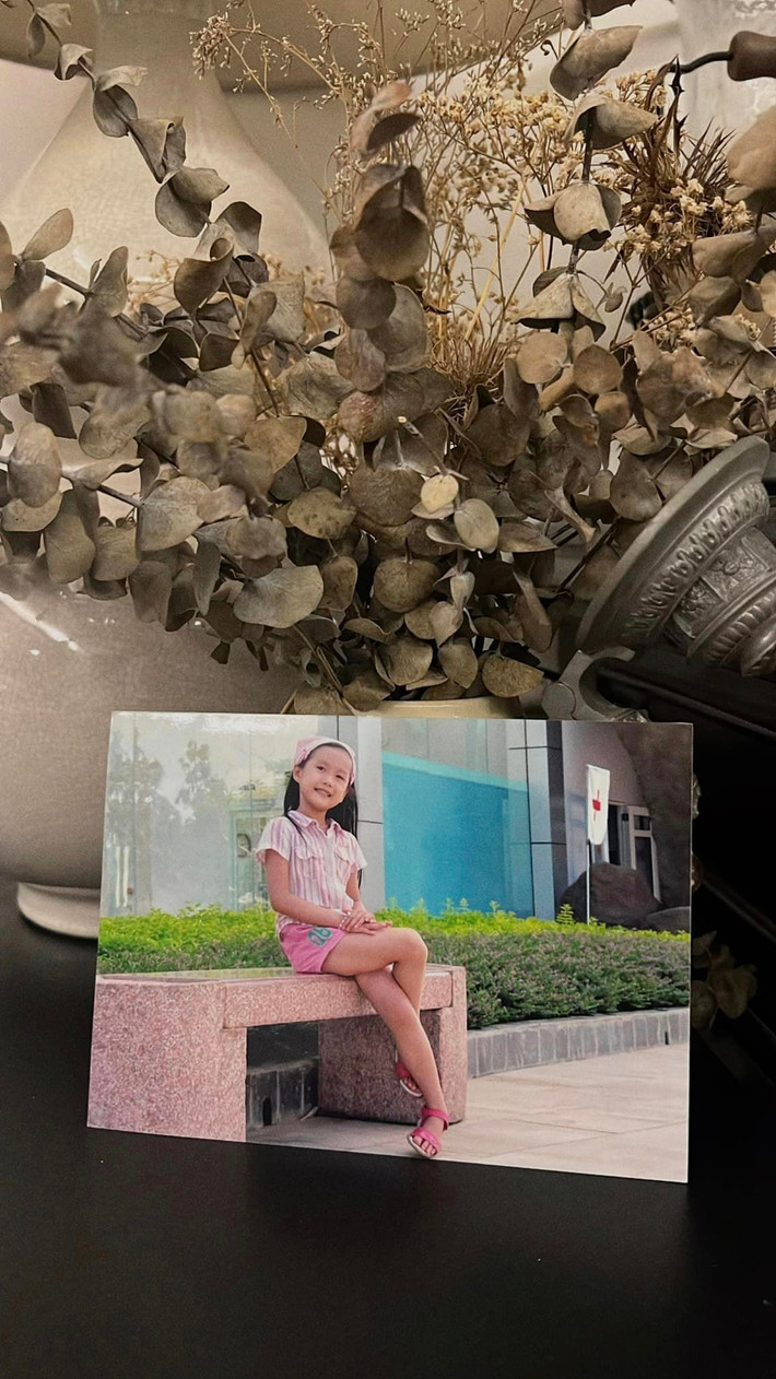 Mới đây trên trang cá nhân, bạn gái Đoàn Văn Hậu gây chú ý khi xả loạt hình ảnh ngảy bé. Little me" (dịch: Tôi khi còn nhỏ), cô nàng đính kèm.