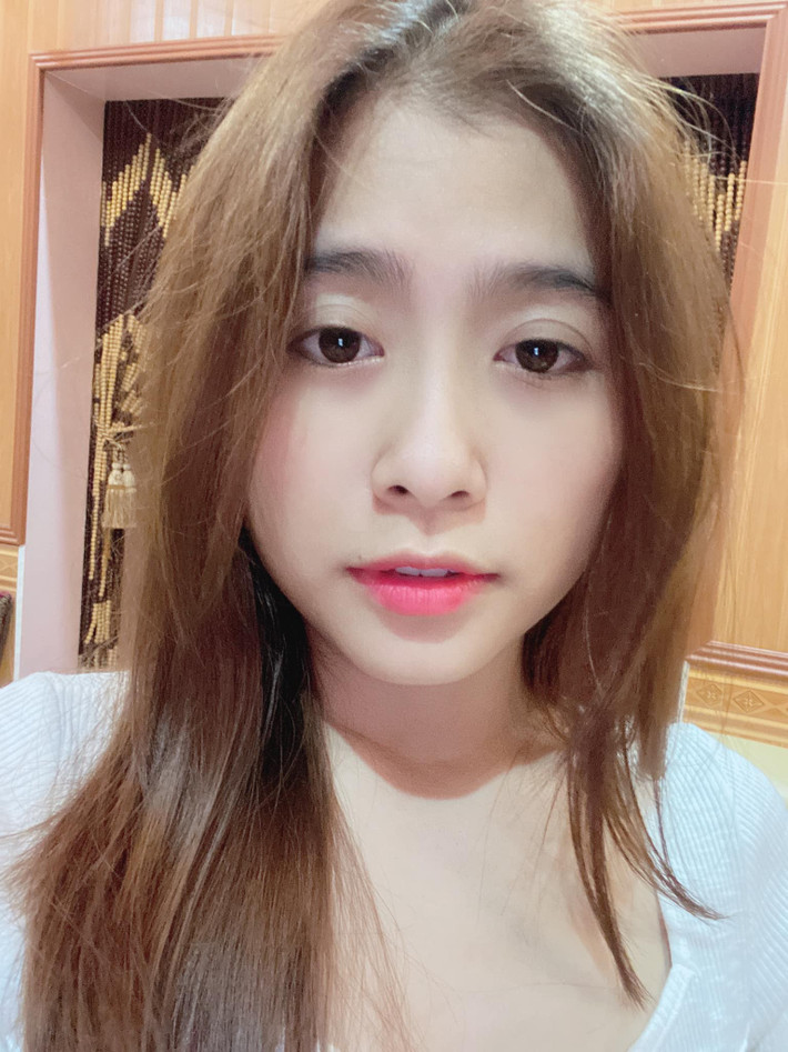 Đính kèm ảnh, cô nàng không nói gì mà chỉ để một icon dùng tay che miệng. Còn dưới bình luận bài viết, nữ streamer thoải mái kêu gọi mọi người subscribe kênh cho mình.