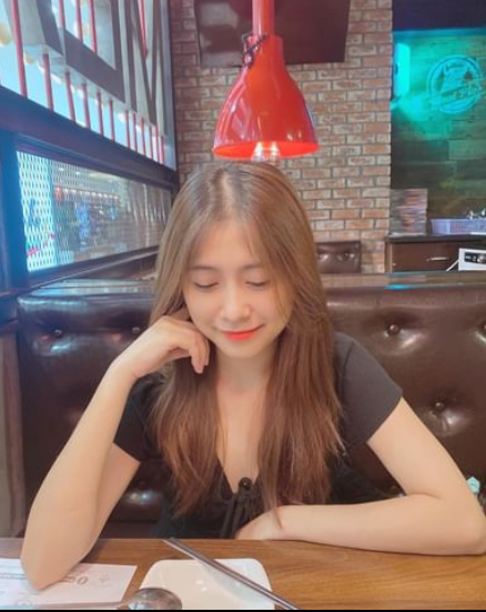 Cô nàng này thường xuyên livestream, chia sẻ kinh nghiệm chơi game cùng người hâm mộ.