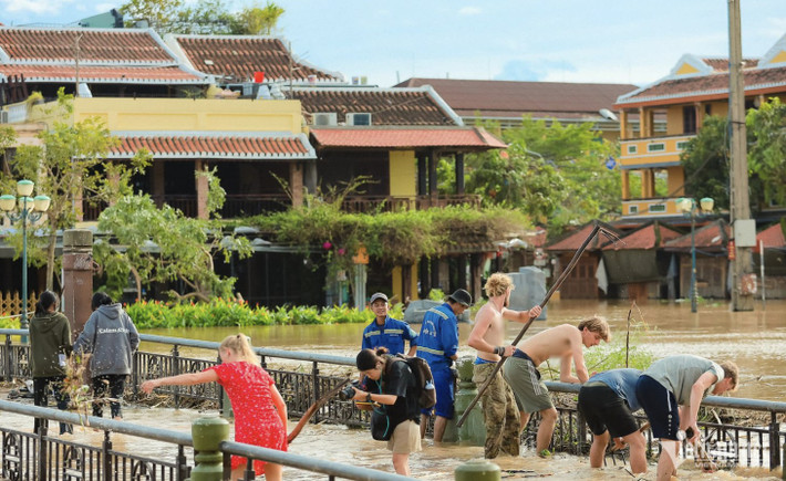 Bão Noru đổ bộ trực tiếp vào TP Hội An khiến cây cối đổ ngã, nhiều nơi hoang tàn. Rác từ khắp nơi theo dòng nước lũ tràn vào trung tâm thành phố và mắc lại trên các thành cầu. Ảnh: Vietnamnet