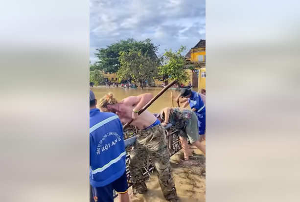 Nhiều khách du lịch cũng không ngại trải nghiệm cảm giác đi thuyền tham quan Hội An vào mùa lũ. Ảnh: Chụp màn hình