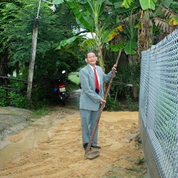 Đám cưới này đã phải thay đổi lịch trình để kịp thời gian "chạy bão" cho quan khách. Họ dời những nghi lễ cần thiết lên buổi sáng và trưa, "thà rút ngắn chứ không thể hoãn". Ảnh: Pháp Luật Online