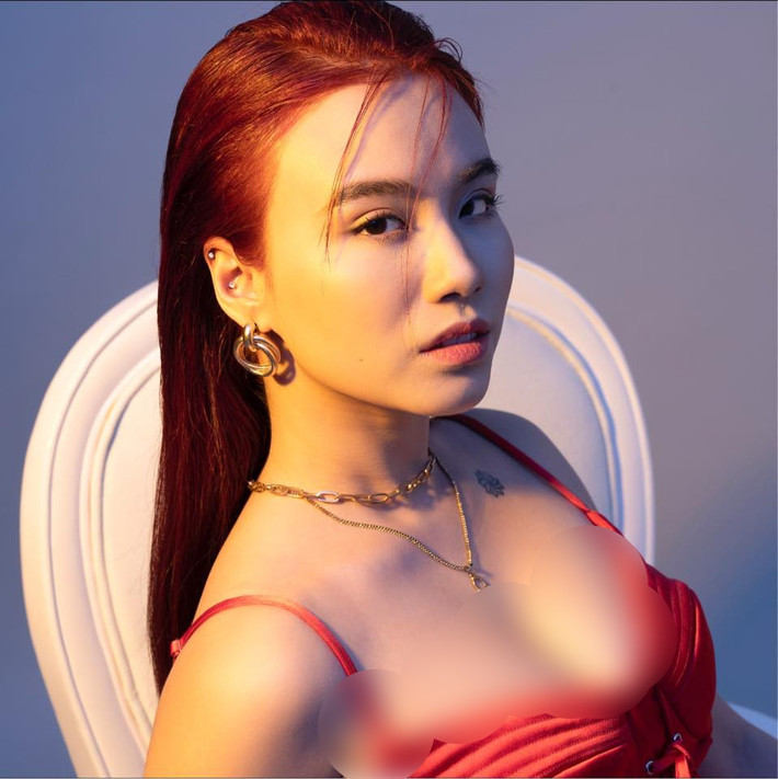 Mặc dù thường xuyên ăn mặc hở bạo nhưng Linh Miu vẫn được khen nhờ những trang phục tinh tế mà vẫn để lộ được hình xăm.