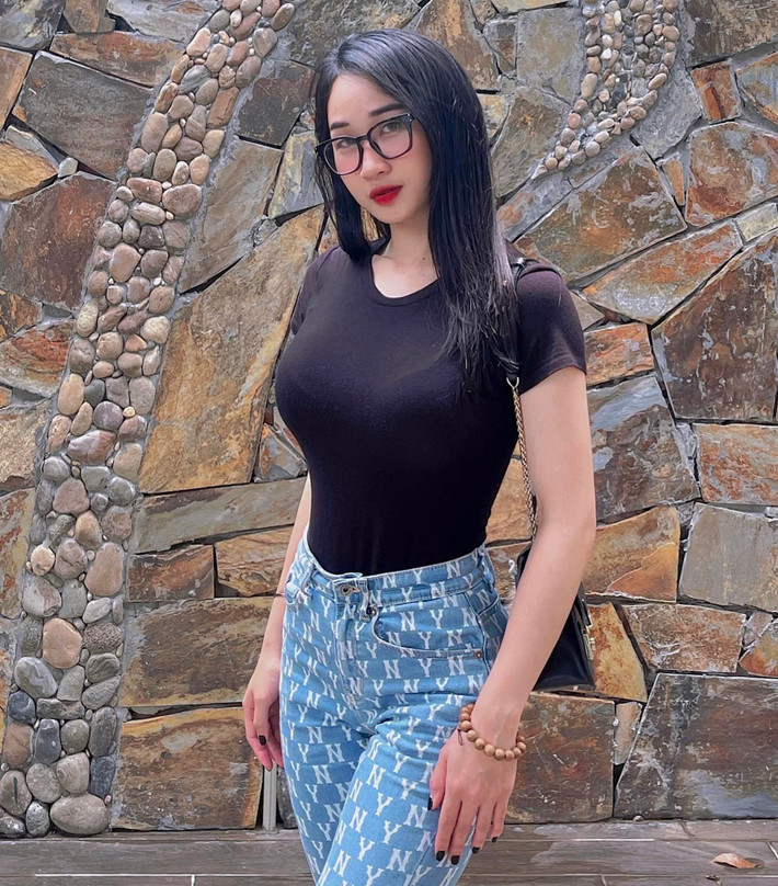 Được biết cô giáo hot girl này sinh ra ở vùng đất "quê lúa" - Thái Bình và hiện đang là giáo viên một trường tiểu học tại Hà Nội.