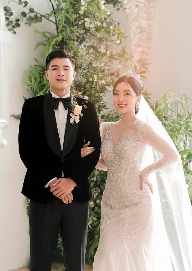 Cầu thủ Hà Đức Chinh và cô vợ xinh đẹp Mai Hà Trang đã có một đám cưới đình đám vào tháng 5/2022, thu hút sự quan tâm của cư dân mạng.
