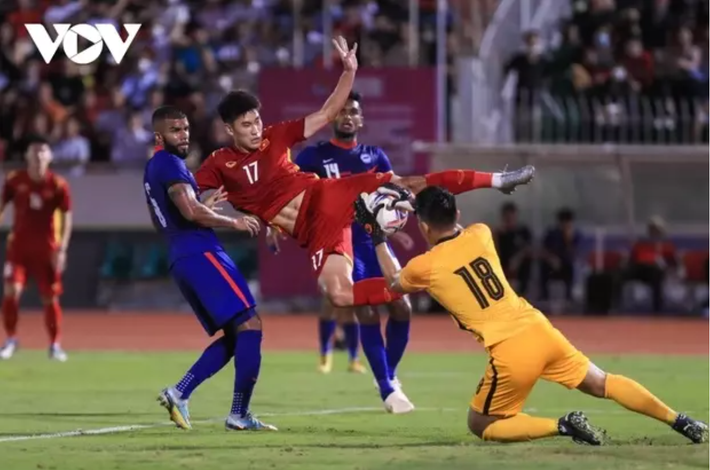 Tối 21/9, đổi tuyển Việt Nam tiếp đón Singapore trên sân Thống Nhất trong đợt FIFA Days. Kết quả chung cuộc, thầy trò HLV Park Hang Seo thắng đậm với tỷ số 4-0. Bên cạnh màn tỏa sáng của các cầu thủ, tại hàng ghế khán giả còn gây chú ý với sự xuất hiện của nhiều nàng WAGs, trong đó có bạn gái Quang Hải. Ảnh: VOV
