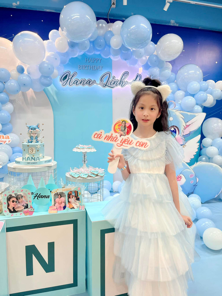 "Thế là chị tự lên ý tưởng hết mọi thứ từ trang trí, bánh kem, chương trình, quần áo, không cho mẹ ý kiến vào luôn. Đỡ tốn ghê", bà xã doanh nhân Nguyễn Quốc Vũ tâm sự.