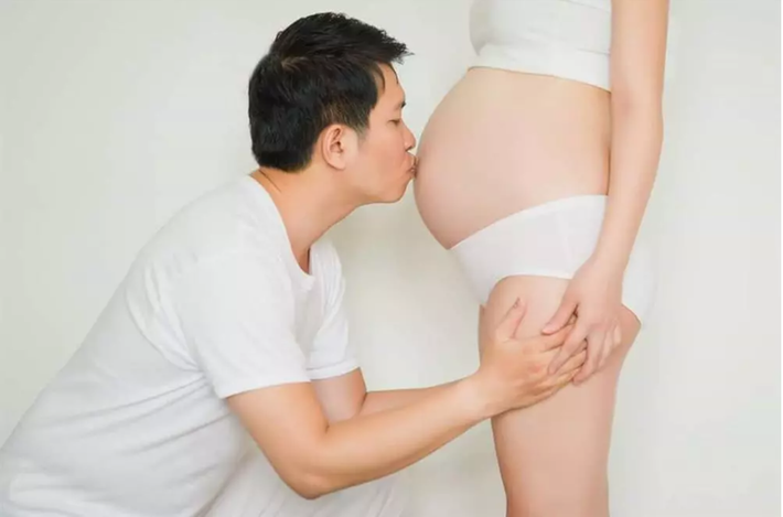 Đính kèm doanh nhân Quốc Vũ còn chia sẻ loạt ảnh chưa từng hé lộ về hành trình Đoàn Di Băng bầu bí cho đến khi Hana chào đời.