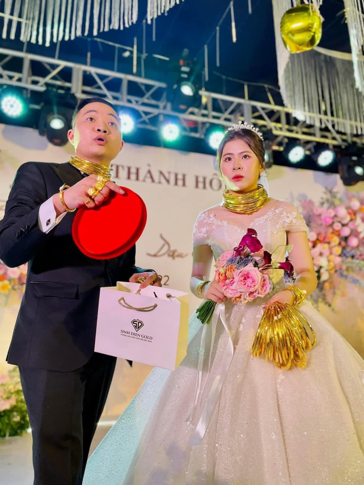 Hiện chưa rõ gia thế hai bên gia đình cô dâu chú rể đeo vàng cưới đầy người này thế nào nhưng chỉ cần nhìn vào vài bức ảnh hôn lễ của cặp đôi cũng đủ khiến nhiều người phải "choáng ngợp".