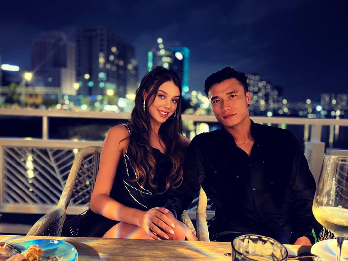 Anh cho thấy độ ga-lăng khi yêu và sự ân cần, chu đáo lúc kết hôn dành cho vợ của mình.