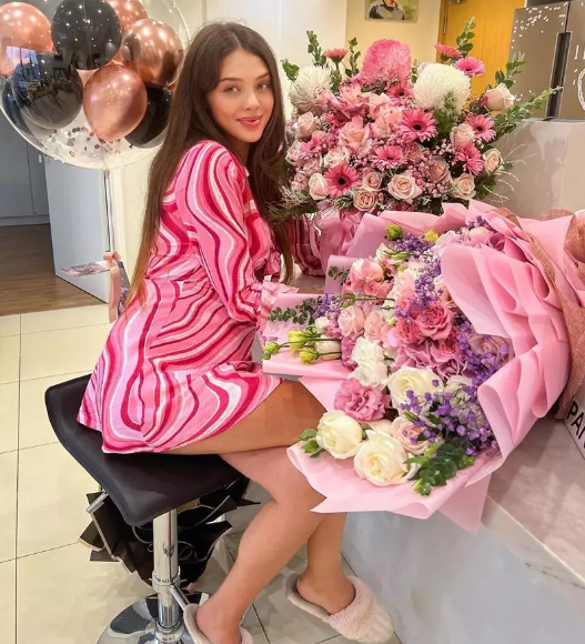 Mới đây, vợ của thủ môn Bùi Tiến Dũng vừa đăng tải khoảnh khắc mừng sinh nhật bên chồng và những người bạn cực kỳ hạnh phúc.