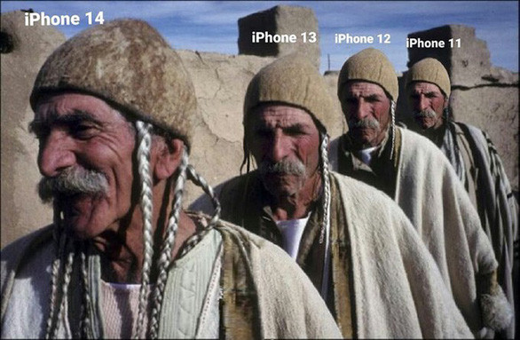 Các đời iPhone 11, 12, 13, 14 cứ như sinh tư vậy đó.