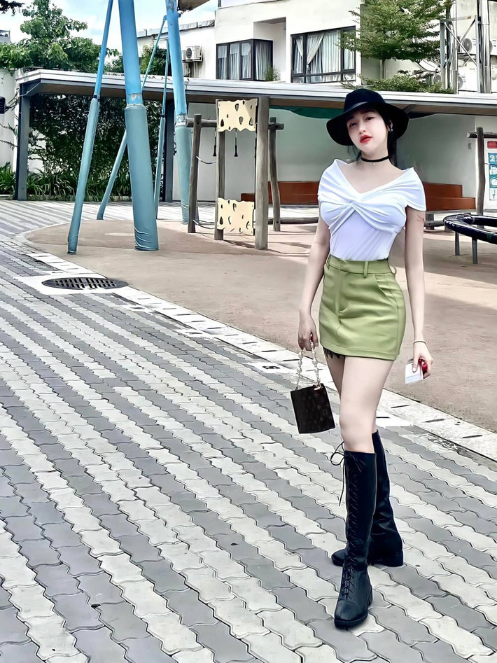 Outfit của Elly Trần nhận được rất nhiều lời khen vì trẻ trung, thời thượng. Có thể thấy, trong khi nhiều phụ huynh khi đến trường đều ăn mặc kín đáo và thanh lịch hết cỡ thì Elly Trần hoàn toàn ngược lại.