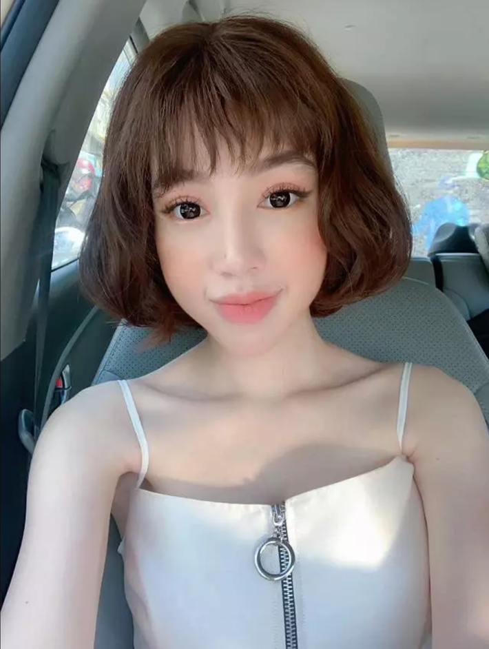 Cô được khen ngợi trẻ trung như nữ sinh dù đã là mẹ hai con, một phần cũng nhờ vào cách ăn mặc khéo léo phù hợp với vóc dáng và đúng xu hướng thời trang.