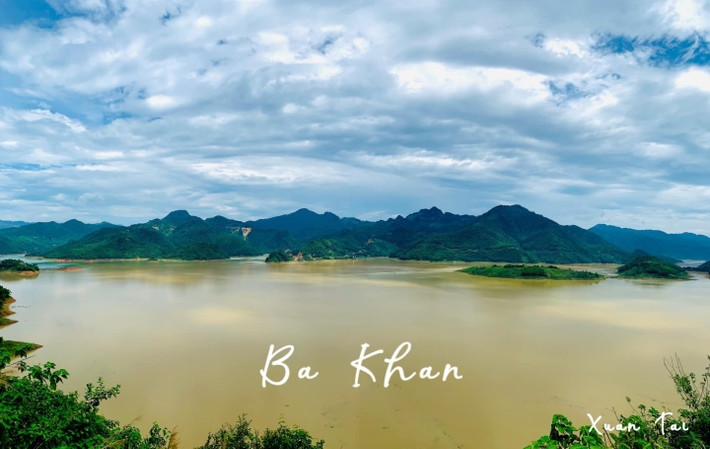Đến Hòa Bình ngoài những địa điểm check in quen thuộc thì Ba Khan cũng là nơi được săn đón bởi nhiều người yêu phượt và thích cuộc sống sông núi bao la. Ảnh: Trịnh Xuân Tài