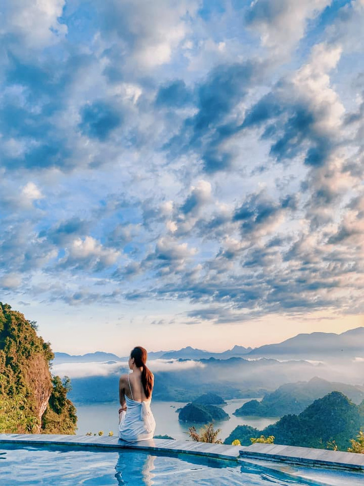 Đường vào Ba Khan khá khó khăn thế nhưng bạn sẽ được chiêm ngưỡng cảnh những ngôi nhà Mường hai bên và những ruộng hoa súng xen lẫn với những bãi đá tai mèo tuyệt đẹp. Ảnh: Nguyễn Hồng Thu Trang