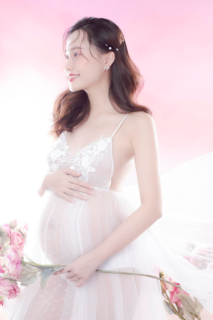 Ngoài phần bụng bầu to tròn, gương mặt và cơ thể MC VTV này vẫn nhỏ nhắn, không hề có sự phù nề của một mẹ bầu sắp lâm bồn.