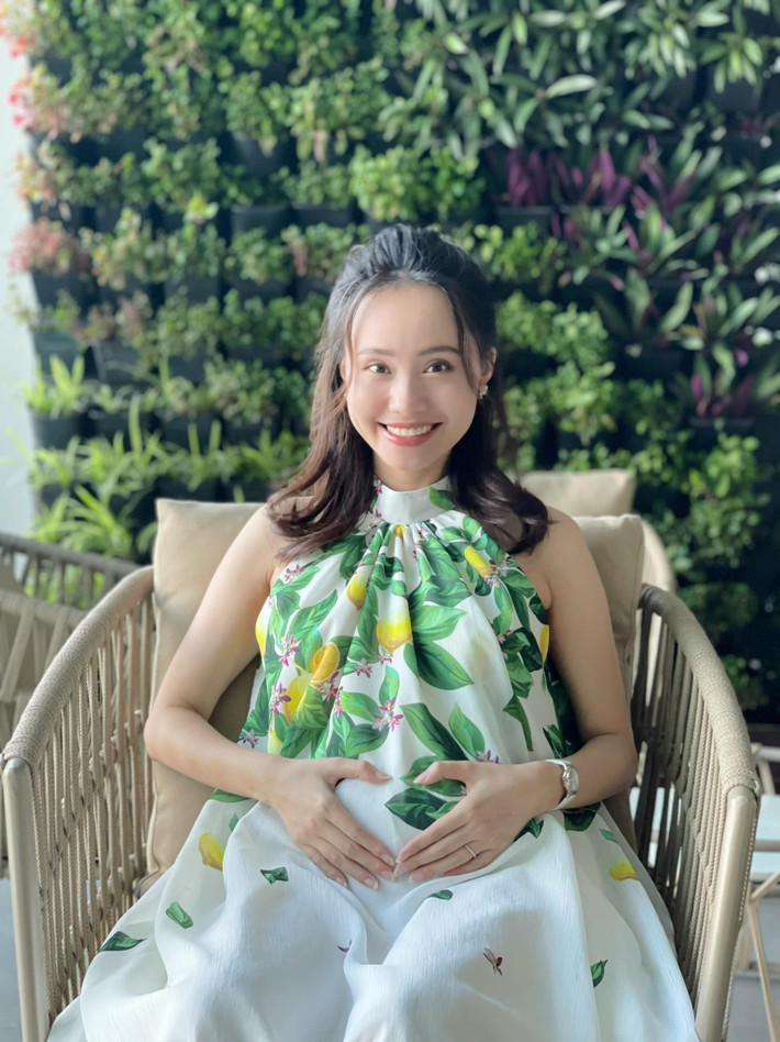 Trước ngày sinh nở, nhờ vóc dáng gọn gàng nên Xuân Anh vẫn thường xuyên lên sóng truyền hình và xuất hiện trong các hoạt động của VTV.