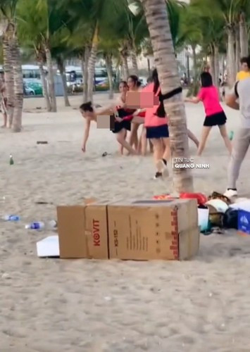 Mặc dù trên bãi biển nhiều người qua lại nhưng nhóm khách nữ này vẫn vô tư hoạt động những trò team building phản cảm của mình. Ảnh: Tin tức Quảng Ninh
