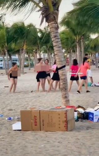 Mới đây đoạn clip ghi lại cảnh nhóm người chơi team building phản cảm trên bãi biển Hạ Long, nơi có rất nhiều người già và trẻ nhỏ qua lại khiến cư dân mạng phẫn nộ. Ảnh: Tin tức Quảng Ninh