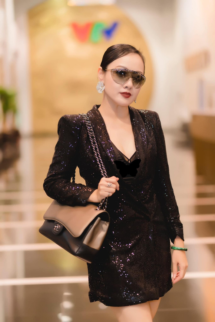 Trên sóng Hoài Anh gắn liền với hình ảnh dịu dàng trong những chiếc áo dài duyên dáng, nhưng ngoài đời thường, cô lại có phong cách thời trang khá phóng khoáng và trẻ trung.