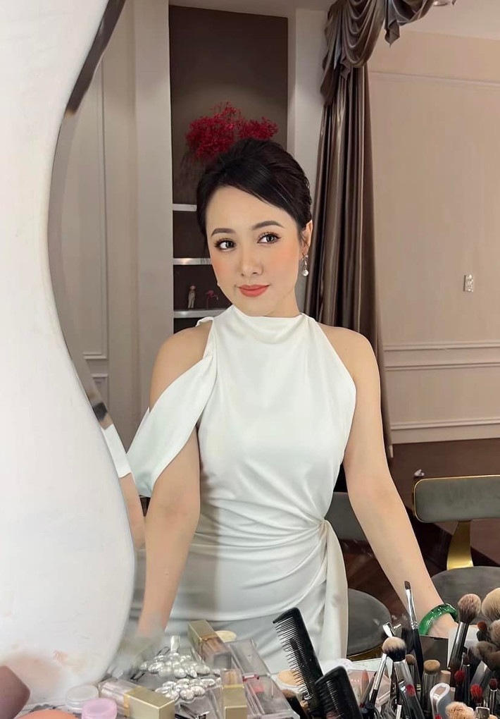 Trên trang cá nhân, Hoài Anh thường xuyên chia sẻ những bộ ảnh thời trang với cách tạo dáng và thần thái không thua kém những người mẫu chuyên nghiệp.