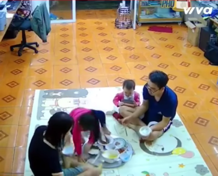 Cả nhà đang thưởng thức bữa ăn ngon lành nhưng cái kết thảm hoạ chính từ bàn tay của cô con gái nghịch ngợm.