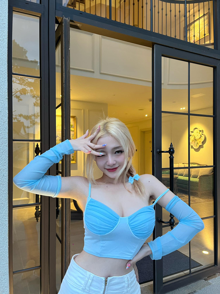 Hot girl 10x sở hữu gương mặt xinh đẹp cùng vóc dáng cân đối ở ngoài đời, nhiều netizen còn nói đùa rằng cô nàng sở hữu "gương mặt thiên thần, body ác quỷ".