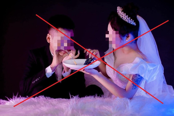 Trong chùm ảnh, một đôi nam nữ trong trang phục cô dâu chú rể nhưng họ lại tạo dáng phản cảm, như đang háo hức sử dụng chất cấm.