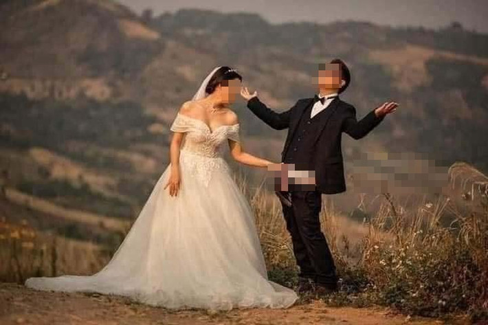 Trước đó trên MXH từng xuất hiện không ít bộ ảnh cưới vô cùng phản cảm. Phải kể đến bộ ảnh được cho là đi ngược lại với thuần phong mỹ tục khi chú rể còn tụt hẳn quần xuống quá đầu gối, để lộ vòng ba, cô dâu cũng có hành động gây "nhức mắt" với "chỗ hiểm" của đối phương.