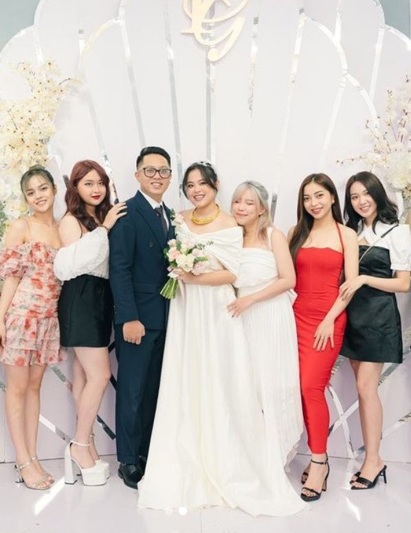 Nhờ váy áo nổi bật, Nhật Lê thành công thu hút mọi ánh nhìn trong khung ảnh chụp cùng tân nương.