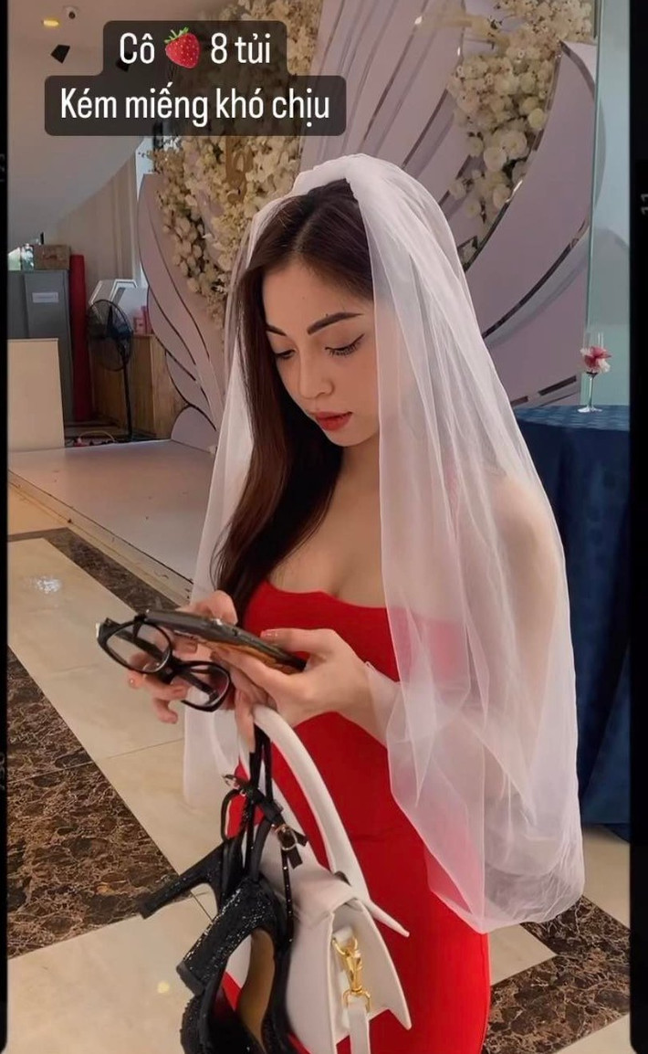 Nhìn lại thời gian gần đây, hot girl xứ Quảng Nhật Lê liên tục khiến công chúng "đứng ngồi không yên" khi cập nhật những khung ảnh diện đồ hở.