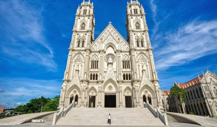 Để đến với địa điểm check in Vũng Tàu đang được yêu thích này, du khách đi qua đoạn quốc lộ QL51, Tân Thành, Giáo Xứ Song Vĩnh hiện lên nổi bật với diện tích rộng lớn và quy mô đồ sộ của công trình. Ảnh: Dương Phi
