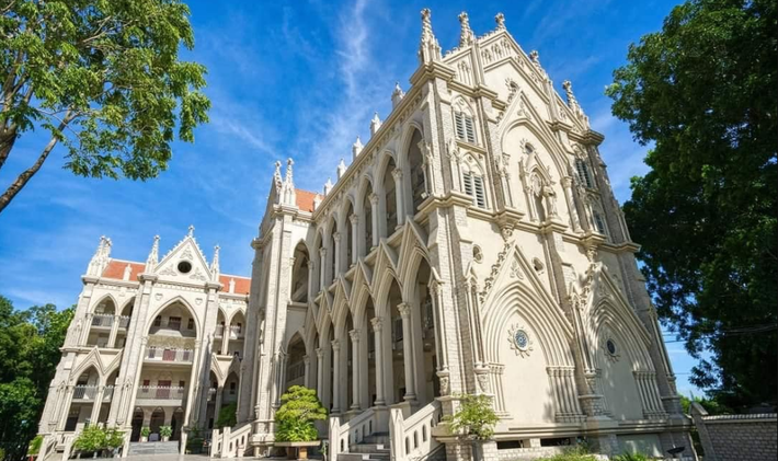Sở hữu kiến trúc độc đáo nên dù chưa đi vào hoạt động hàng ngày nhưng Nhà thờ Song Vĩnh vẫn được nhiều du khách ghé thăm. Ảnh: Dương Phi