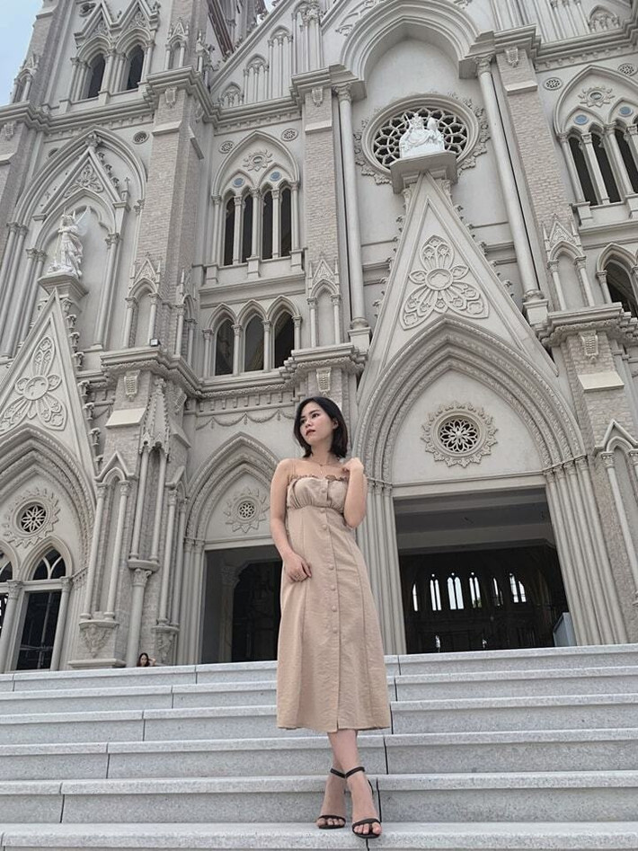 Dù còn mới mẻ nhưng không khó để bắt gặp những bức ảnh check in nhà thờ Song Vĩnh đầy độc đáo của các du khách từng có dịp ghé thăm nơi đây. Ảnh: Đặng Nguyễn Hồng Ngọc