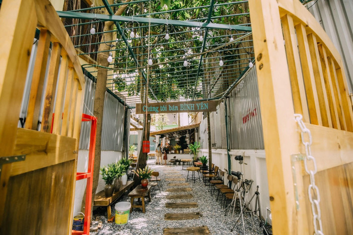 Tiny Cafe là một trong những quán cà phê khá phù hợp với mùa thu Hà Nội. Không gian ở đây như lạc vào ngôi nhà thời xưa, ánh sáng trầm ấm dịu nhẹ, có cả một phòng giá sách cũ. Ảnh: Linh Khánh Ngô