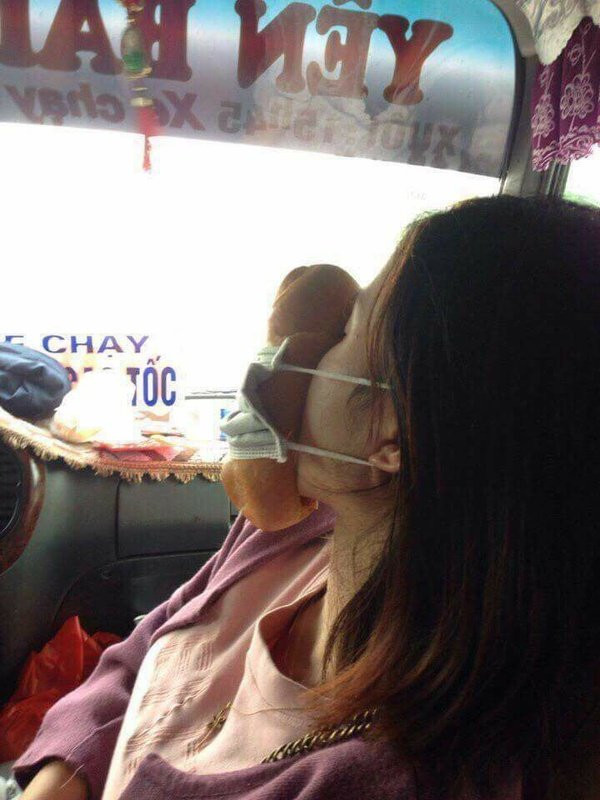 Ngoài việc sử dụng thuốc uống, cao dán huyệt, nhiều người bị say xe còn nghĩ ra cách ngửi bánh mì để cho đỡ say xe. Không chỉ ngửi 1 mẩu là là ngửi nguyên 1 chiếc.