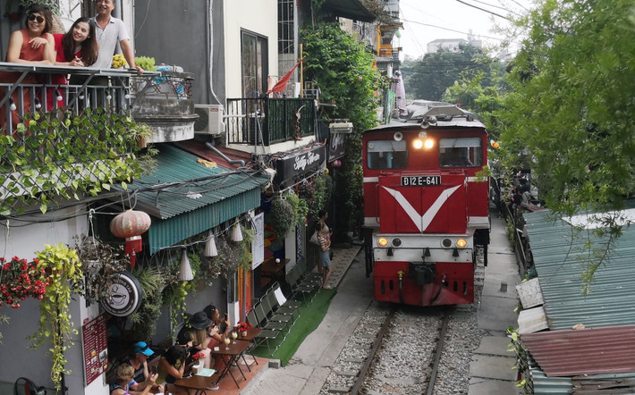 Phố cà phê đường tàu nối giữa Lê Duẩn, Trần Phú, Cửa Đông và Phùng Hưng, chỉ dài 2 km từ lâu là địa điểm thu hút đông người nước ngoài và bạn trẻ trong nước đến check in. Ảnh: Vietnamnet