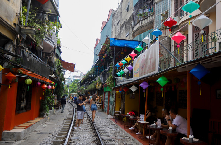 Trải qua 2 năm đóng cửa, địa điểm check in nổi tiếng Hà thành này bỗng chốc sống lại một cách tự nhiên và thu hút cả du khách Việt Nam đổ xô đến tham quan chụp ảnh trải nghiệm, không chỉ người nước ngoài như trước kia.