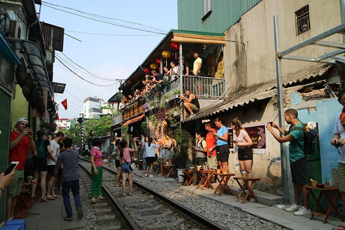 Việc đóng cửa phố cà phê đường tàu đã gây ra nhiều ý kiến trái chiều trên mạng xã hội. Một bộ phận ủng hộ quyết định của chính quyền để đảm bào an toàn đường sắt. Bên cạnh đó không ít netizen lại cho rằng nên tiếp tục mở cửa và siết chặt nhiều biện pháp để đảm bảo hơn. Ảnh: Tran Nhat Quang