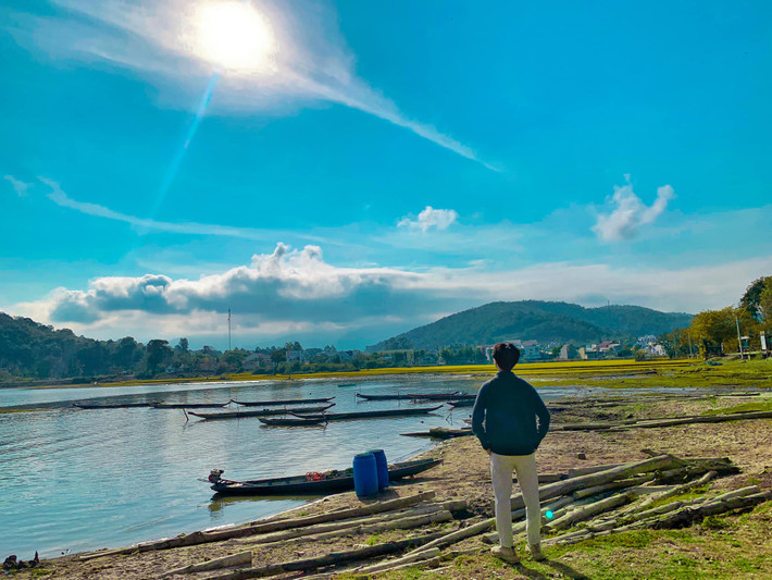 Du khách có thể thuê thuyền ngồi dạo chơi trên mặt hồ hoặc thê Kayak để tự chèo. Hồ Lắk đẹp, nước hồ cũng rất xanh, xanh mướt bởi nước sạch và cây cối núi non bốn bề soi bóng. Thỉnh thoảng còn có hoa sung nở rực rỡ trên hồ. Ảnh: Phan Bá Lộc