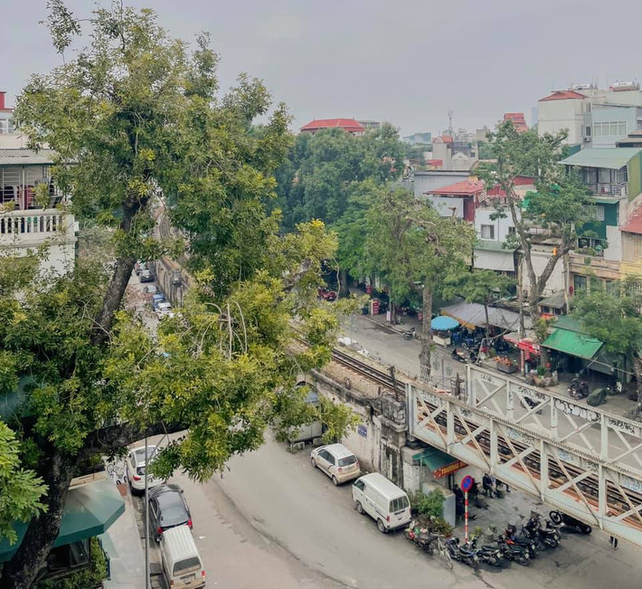 Quán có không gian rộng rãi, tầng 1,2 và 6, tông màu chủ đạo là cam trắng nhẹ nhàng. Ảnh: Phương Thảo