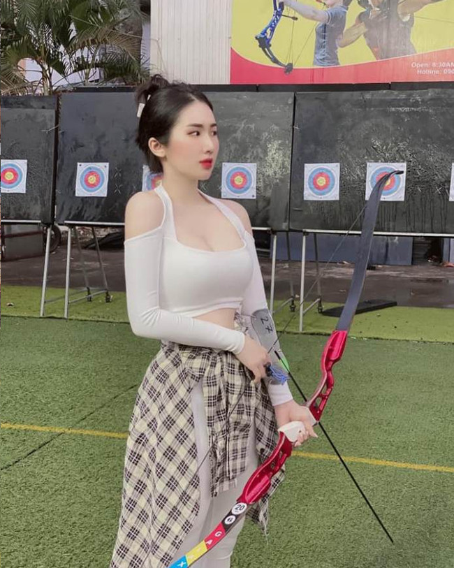 Khác với trang phục bắn cung đơn thuần, cô gái này lại lựa chọn mặc gợi cảm đôi chút để gây chú ý.