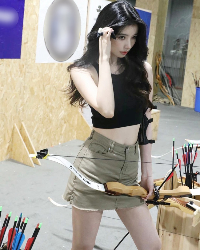 Giới trẻ nên trên sân bắn cũng xuất hiện nhan nhản các cô gái xinh đẹp trong những outfit bắt mắt.