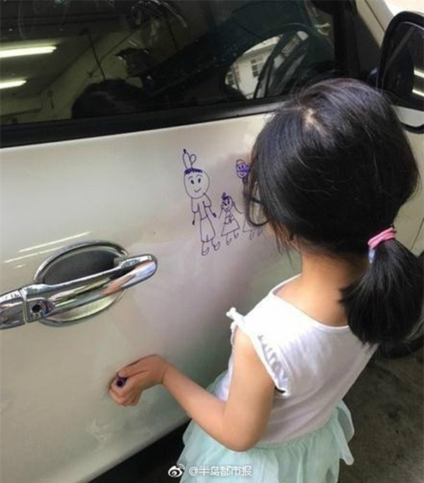 Những hình ảnh vẽ bậy lên xe của các bé được chia sẻ lên mạng xã hội thu hút sự chú ý của cư dân mạng.