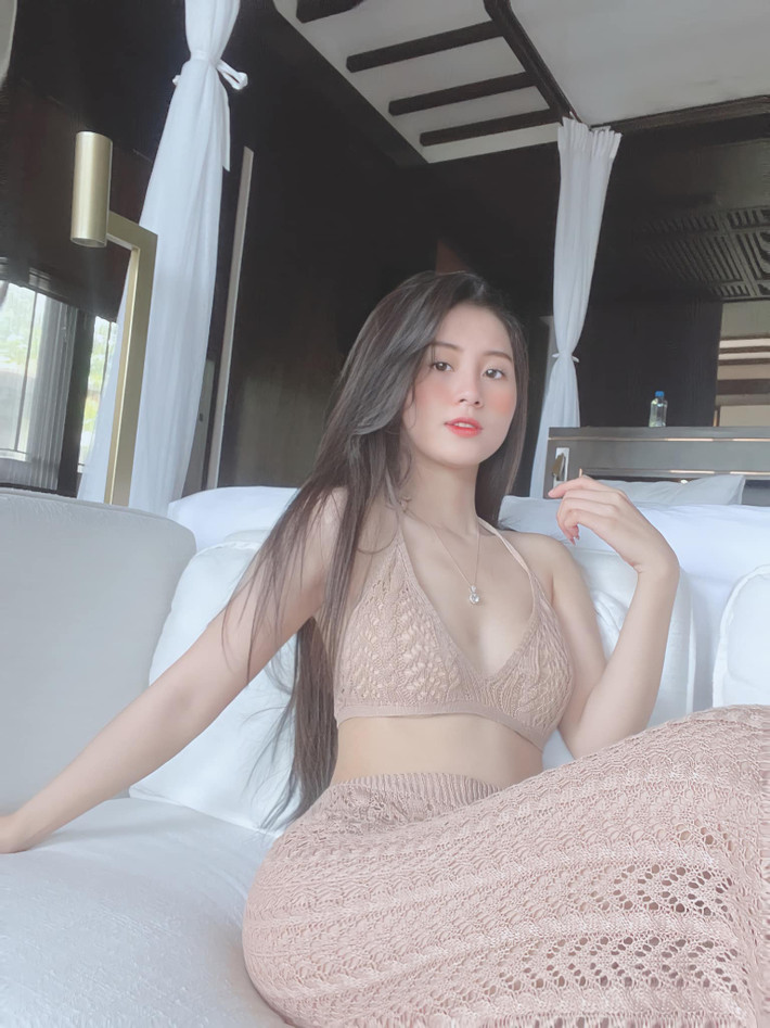 Gái xinh 18 tuổi nổi bật với gương mặt xinh đẹp, vóc dáng cân đối.