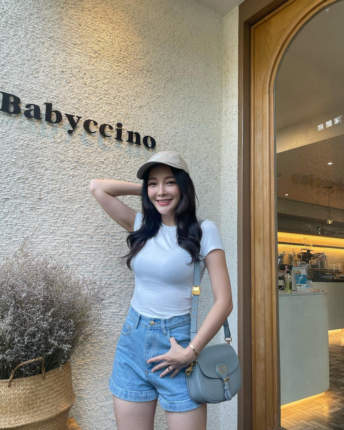 Sở hữu nước da trắng hồng, gương mặt thanh tú cùng ba vòng với tỷ lệ vàng song gái xinh Rossarin Klinhom rất hiếm khi khoe thân một cách phản cảm.