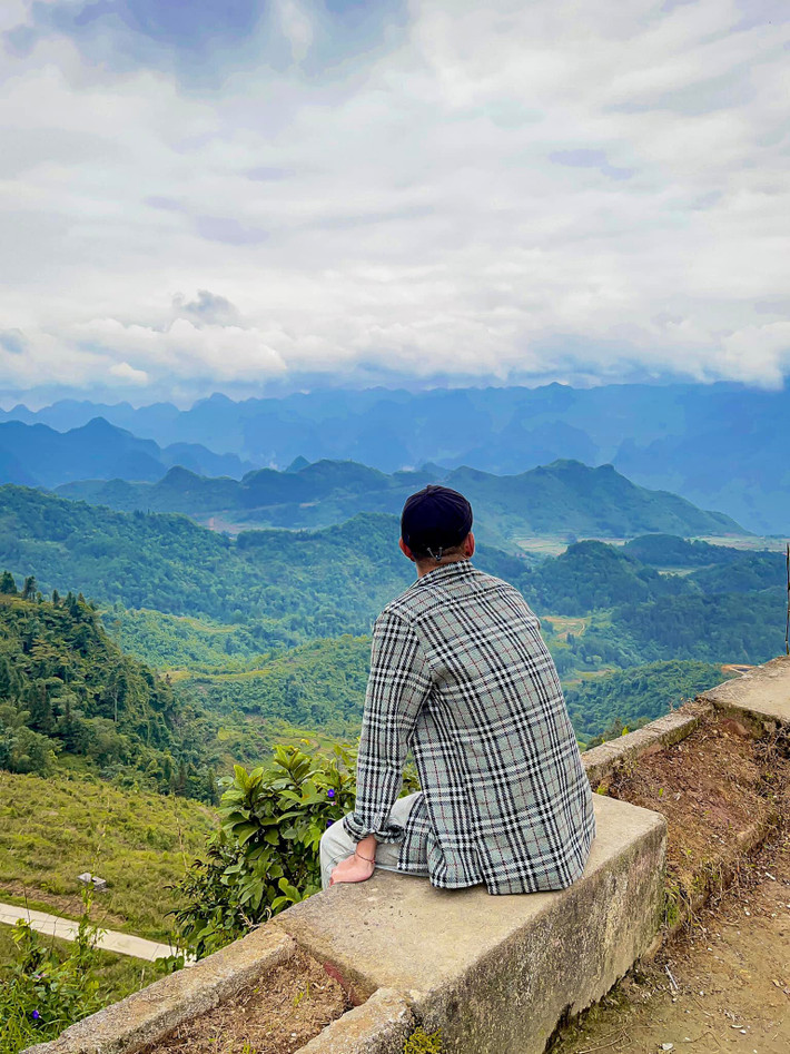 Đến với Hà Giang nhiều bạn trẻ lựa chọn check in tại một số địa điểm đẹp như Cổng trời Quản Bạ. Nơi đây được xem là Đà Lạt ở phía bắc. Thênh thang trong tầm mất là thiên nhiên nơi đây phong thủy hữu tình. Ảnh: Hoàng Tuấn Anh