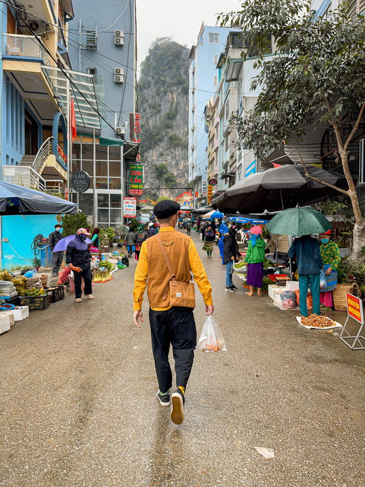 Đi chợ phiên Đồng Văn cũng là trải nghiệm thú vị khi đến Hà Giang. Ảnh: Hoàng Tuấn Anh